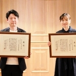 ２０２４年度のひょうごアーティストサロン賞に選ばれた（左から）上前功夫さん、福嶋令奈さん＝神戸市灘区原田通３