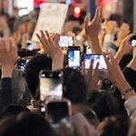 選挙戦ではスマホで撮影する有権者の姿が多く見られた＝２０２４年１１月、神戸市中央区