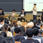 多くの大学生が集まった知事選の討論会＝２０２４年１０月、西宮市内