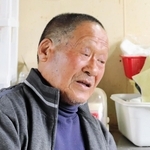 旧防災対策庁舎への思いを語る千葉正志さん＝宮城県南三陸町歌津