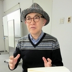 新著「避難学」を前に、災害時の行動について語る京都大防災研究所の矢守克也教授＝神戸新聞社