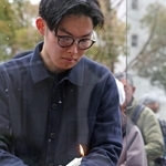 「１・１７　希望の灯り」の火をとる参列者＝11日午後２時２分、神戸市中央区加納町６（撮影・丸山桃奈）