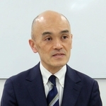 改革の経過を説明する宝塚歌劇団の村上浩爾理事長＝11日午後、宝塚市栄町１