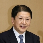 会見で抱負を述べる神戸家裁の中垣内健治所長＝神戸市兵庫区荒田町３