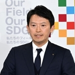定例会見で記者の質問に答える斎藤元彦知事＝１１日午後、神戸市中央区、兵庫県庁（撮影・斎藤雅志）