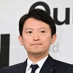 定例会見で記者の質問を聞く斎藤元彦知事＝１１日午後、神戸市中央区、兵庫県庁（撮影・斎藤雅志）