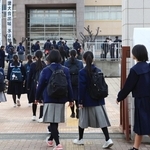 続々と試験会場へと入っていく受験生たち＝１２日午前、神戸市東灘区向洋町中４、六甲アイランド高校