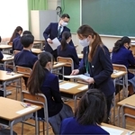 注意事項が配られ、試験開始に備える受験生たち＝１２日午前、神戸市東灘区向洋町中４、六甲アイランド高校