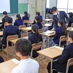 問題用紙が配られ、試験開始を待つ受験生ら＝神戸市東灘区向洋町中４、六甲アイランド高校