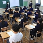 試験開始を待つ受験生ら＝１２日午前、神戸市東灘区向洋町中４、六甲アイランド高校