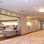 刷新された「ショップ＆レストラン」ゾーン＝宝塚市栄町１、宝塚大劇場