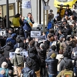 千葉県知事選の演説をする立花孝志氏の周囲を取り囲む聴衆＝３月９日午後、神戸市須磨区中落合２