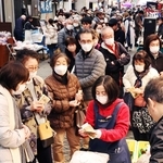 鮮魚店前にはシンコを求める長い行列ができた＝１２日午前、明石市本町１、魚の棚商店街（撮影・丸山桃奈）