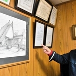 地域のシンボルである集会所について思いを語る自治会長の田中收さん＝神戸市北区広陵町２