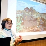 津波被害の写真を示しながら、自身の体験を語る安倍志摩子さん＝宮城県東松島市