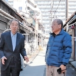 「長田暮らしの再生フォーラム」を立ち上げた曺弘利さん（右）と出口俊一さん。長屋の独居高齢者らを支援する＝神戸市長田区久保町７