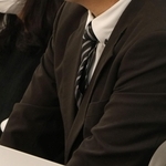 稲美町放火殺人事件で、控訴審判決を受けて会見する兄弟の両親＝大阪市北区西天満２、大阪高裁