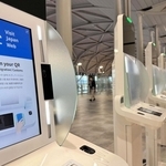 入国、税関の各手続きで必要だった旅券や顔写真の情報提供を一度にできる端末「共同キオスク」。第１ターミナル内に１０９台設置し、手続きの時間短縮を図る＝関西空港