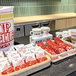 関西エアポートと日清食品がコラボしたカップヌードル。第１ターミナル出国エリアのビジネスクラス向けラウンジで提供する＝関西空港
