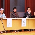 ヤングケアラーを取り上げた映画を製作した祝大輔監督と支援に携わる相談員らが登壇したトークセッション＝神戸市中央区下山手通５、兵庫県看護協会ハーモニーホール