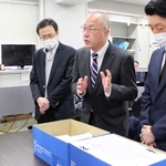 臨床研修受け入れ病院で２人以上の配置を求める署名を県医務課に提出する大沢芳清会長（右から２人目）ら兵庫県民主医療機関連合会のメンバー＝神戸市中央区下山手通５