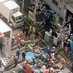 １９９５年３月、日比谷線・築地駅入り口付近の路上で手当てを受ける地下鉄サリン事件の被害者