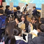 合格を確認して喜び合う生徒たち＝１９日午前、神戸市灘区城の下通１、神戸高校