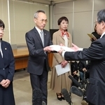 兵庫県の告発文書問題を調べる第三者調査委員会の藤本久俊委員長（左から２人目）から調査報告書を受け取る小畑由起夫県代表監査委員（右）＝１９日午後、神戸市中央区、兵庫県庁