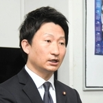 辞職の意向を表明した尼崎市議の光本圭佑氏。報道陣の取材に、６月の同市議選には立候補しないとも語った＝19日午後３時34分、同市東七松町１
