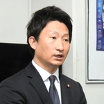 辞職の意向を表明した尼崎市議の光本圭佑氏。報道陣の取材に、６月の同市議選には立候補しないとも語った＝19日午後３時34分、同市東七松町１