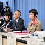 報告書について説明する第三者調査委員会委員長の藤本久俊弁護士（右から３人目）ら＝１９日午後、兵庫県庁（撮影・風斗雅博）