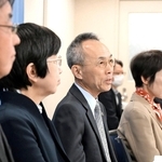 報告書について説明する第三者調査委員会委員長の藤本久俊弁護士（左から３人目）ら＝１９日午後、兵庫県庁（撮影・風斗雅博）