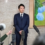 第三者調査委員会の報告書の受け止めを答える斎藤元彦知事＝１９日午後、神戸市中央区、兵庫県庁（撮影・風斗雅博）