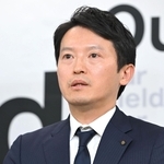兵庫県人事課が元局長の公用ＰＣの非開示を決めたことなどを巡り、定例会見でコメントする斎藤元彦知事＝１９日午後、神戸市中央区、兵庫県庁（撮影・大田将之）