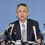 報告書を提出した後、会見に応じる第三者調査委員会委員長の藤原久俊弁護士＝１９日午後、神戸市中央区、兵庫県庁