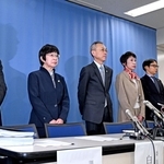 報告書の内容について会見に臨む第三者調査委員会委員長の藤本久俊弁護士（左から３人目）ら＝１９日午後、神戸市中央区、兵庫県庁