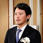 報道陣の質問に答える斎藤元彦知事＝淡路夢舞台国際会議場