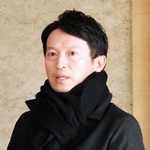 登庁後に報道陣の取材に対応する斎藤元彦知事＝２１日午前、兵庫県庁