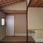 旧岩本家住宅茶室の点前座。表千家を代表する茶室「久田家半床庵」の写しと伝わる＝西宮市郷免町（兵庫県教育委員会提供）