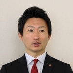 議会終了後、報道陣の取材に答える光本圭佑氏＝尼崎市役所
