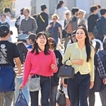 気温が上昇し、一気に春本番。街へ繰り出す女性たちの装いも春色に＝２３日午後、神戸市中央区波止場町（撮影・小林良多）