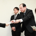 斎藤元彦知事の辞職を求める声明を県側に提出する共産党兵庫県委員会の松田隆彦委員長（左から３人目）＝２４日午後、兵庫県庁