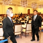 兵庫県議会本会議で２０２５年度当初予算案などの採決を前に席を立つ自民会派の兵庫県議たち＝２４日午後、県公館