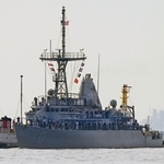 神戸港に入港する米掃海艦「ウォーリア」＝２４日午前８時４１分、神戸市灘区の摩耶埠頭沖（撮影・斎藤雅志）