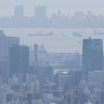 黄砂の影響で、かすんで見える神戸港＝２５日午前、神戸市長田区の高取山から望む（撮影・笠原次郎）