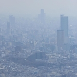 黄砂飛来の影響で、かすんで見える神戸の市街地＝２５日午前、神戸市長田区の高取山から望む（撮影・笠原次郎）