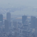 黄砂が飛来し、神戸の市街地もかすんで見えた＝２５日午前、神戸市長田区の高取山から望む（撮影・笠原次郎）