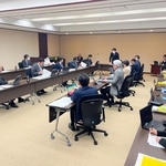 姫路市議会の高見千咲議員に対する辞職勧告決議案の提出について協議した議会運営委員会＝姫路市安田４