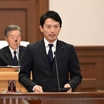 兵庫県議会の定例会本会議に登壇した斎藤元彦知事＝２６日午前、県公館（撮影・風斗雅博）