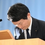 第三者委員会の調査報告書に対する受け止めを述べて、頭を下げる斎藤元彦知事＝２６日午後、兵庫県庁（撮影・風斗雅博）